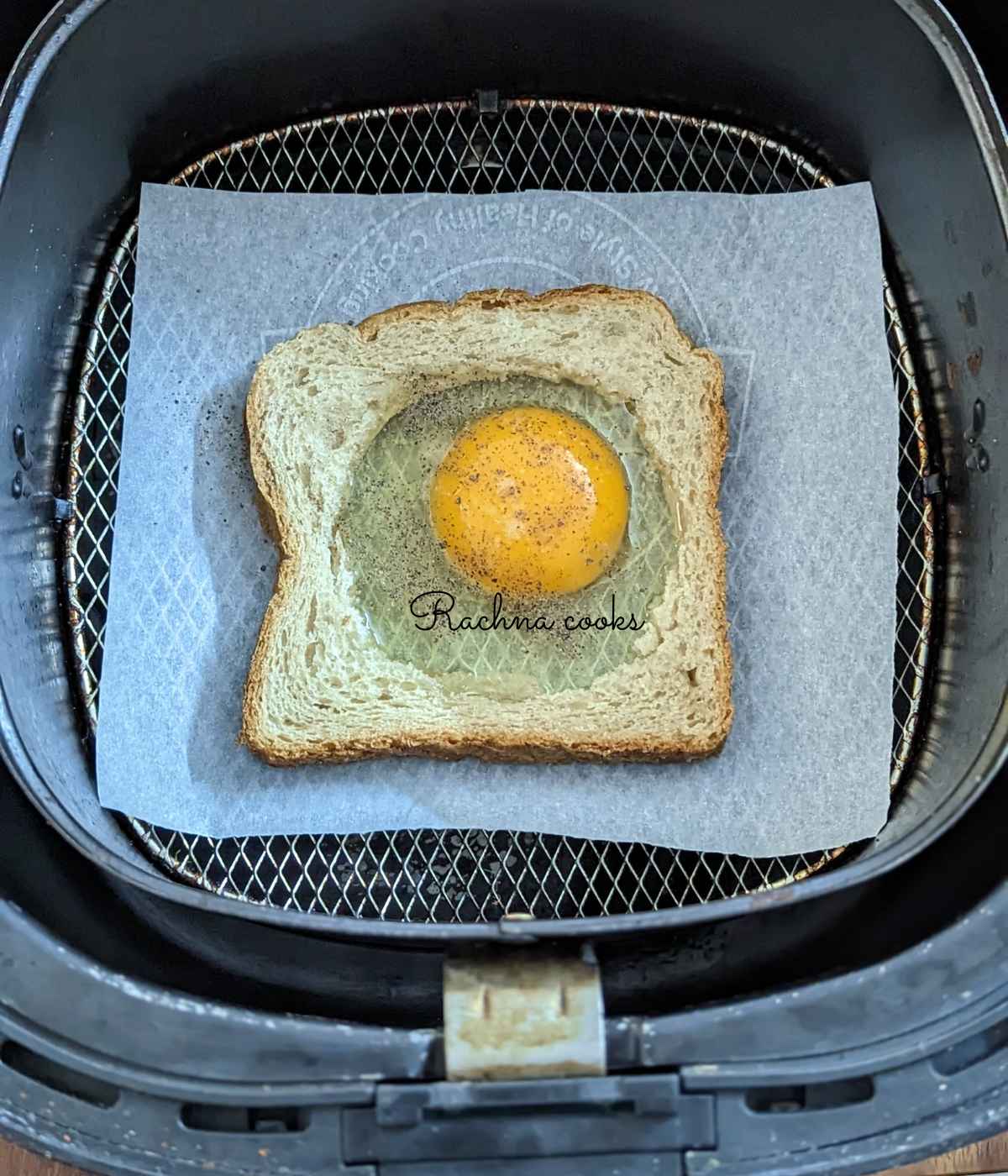 Huevos en una canasta en la freidora.
