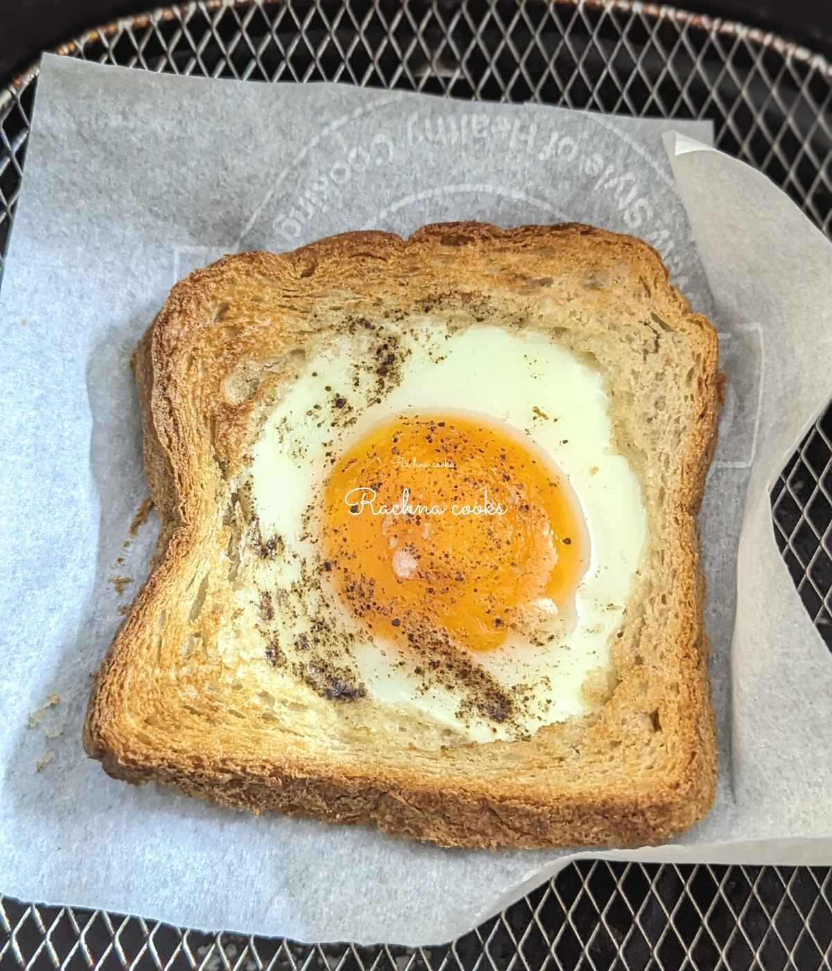 Huevos en una canasta en la freidora.