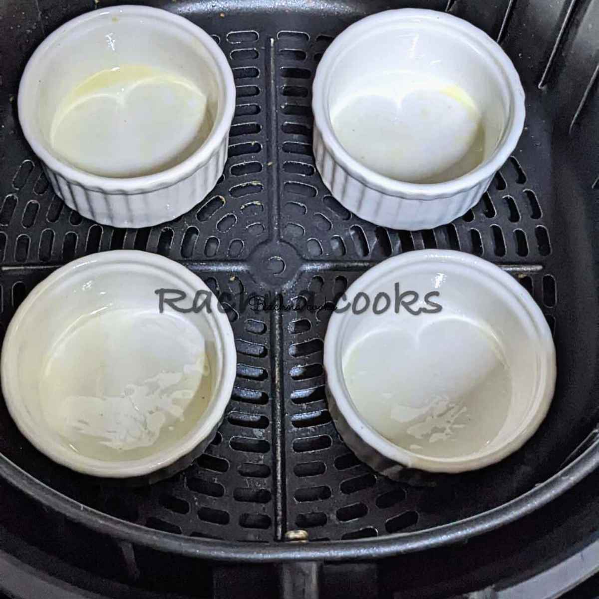 Huevos escalfados en la freidora