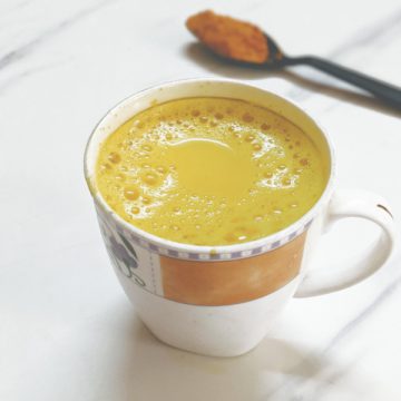 Receta de café con leche con cúrcuma | Cómo hacer leche dorada (cúrcuma)
