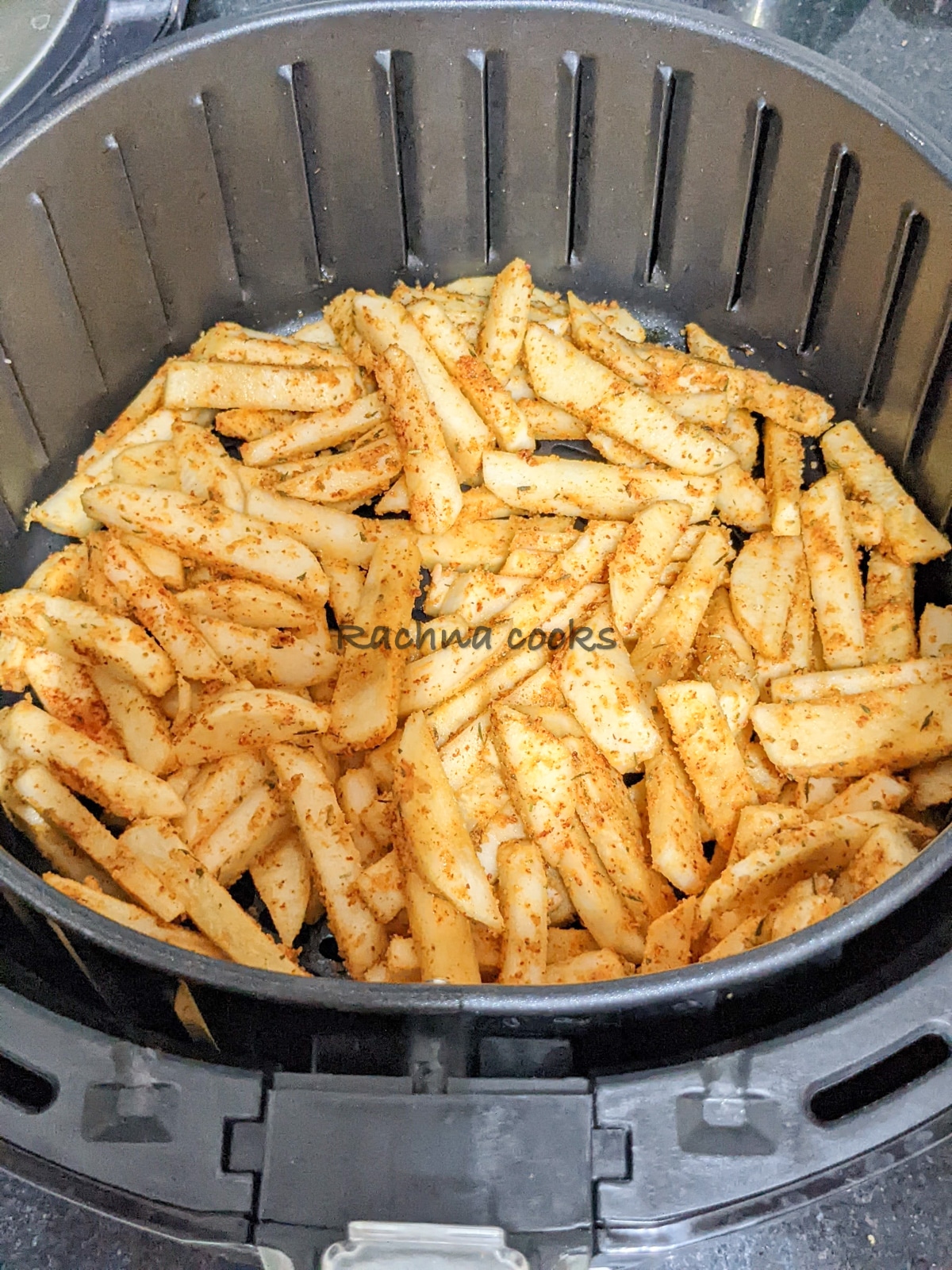 Patatas fritas con remolacha de la freidora de aire caliente