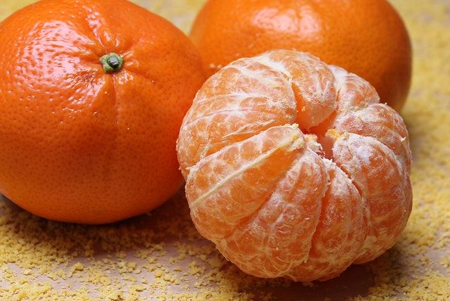 Cómo hacer zumo de naranja con exprimidor