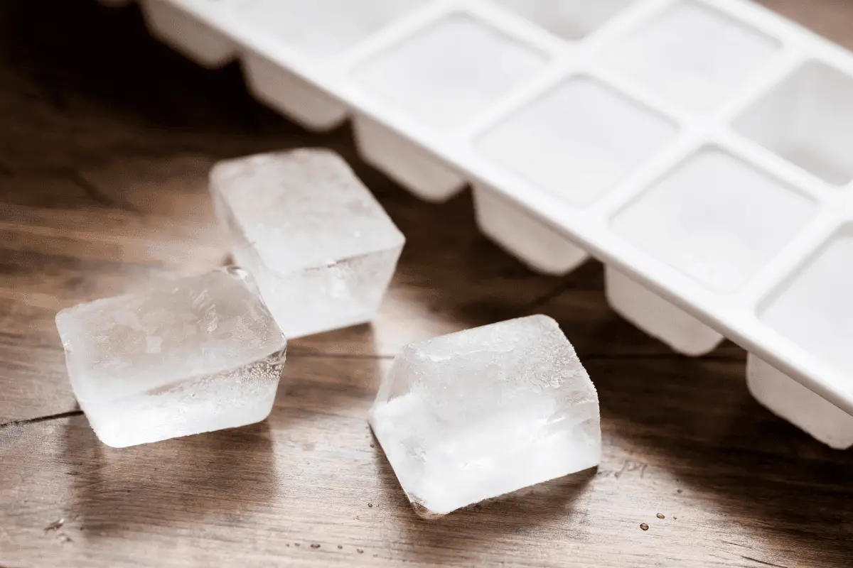 ¿Cuánto tiempo tardan en congelarse los cubitos de hielo?