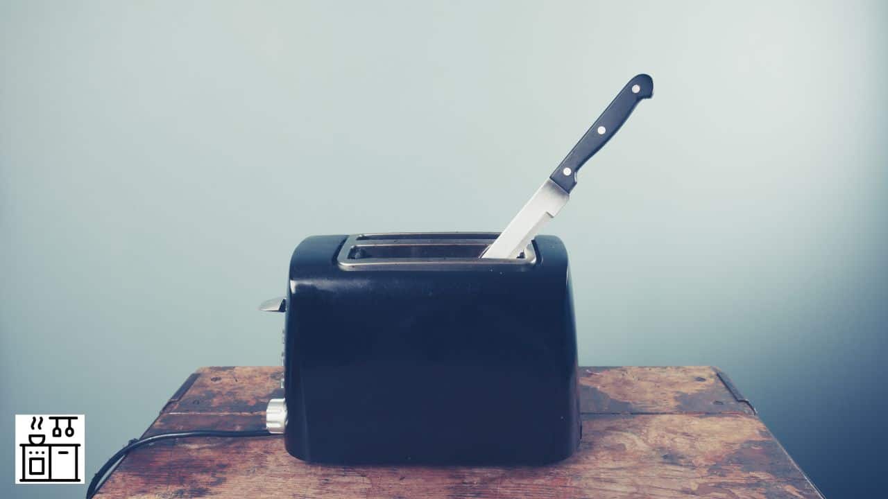 Insertar un cuchillo en una tostadora. [Should You Do It?]