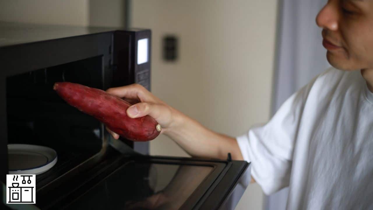 ¿Puedes calentar batatas en el microondas? [How To Microwave Them?]