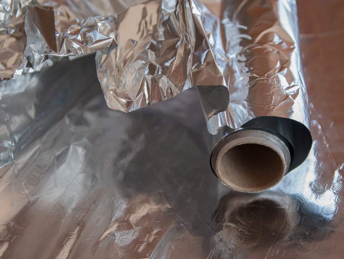 ¿Qué pasa si pones papel de aluminio en el microondas? (¡Solo no lo hagas!)