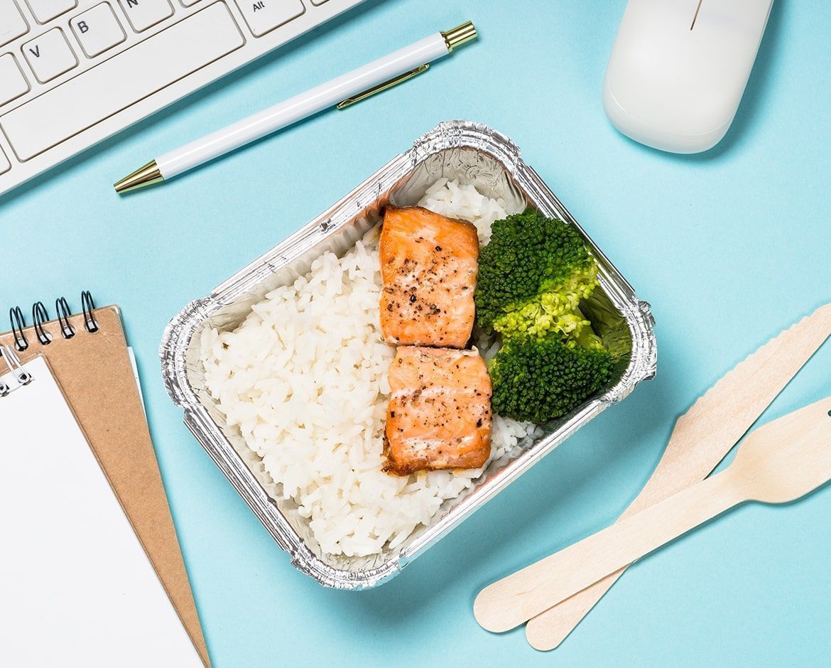 ¿Es seguro comer alimentos calentados en el microondas en papel de aluminio? (5 maneras cuidadosas)