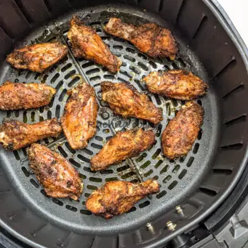 Recalentar alitas de pollo en la freidora