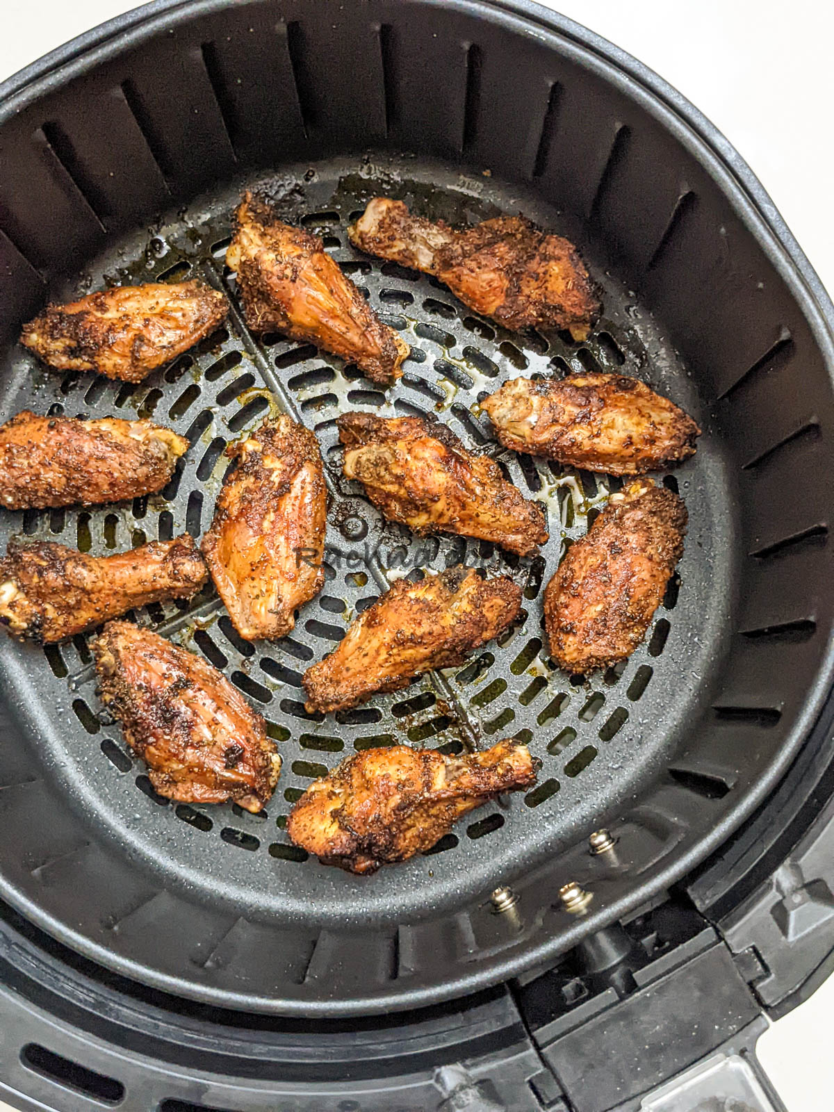 Recalentar alitas de pollo en la freidora