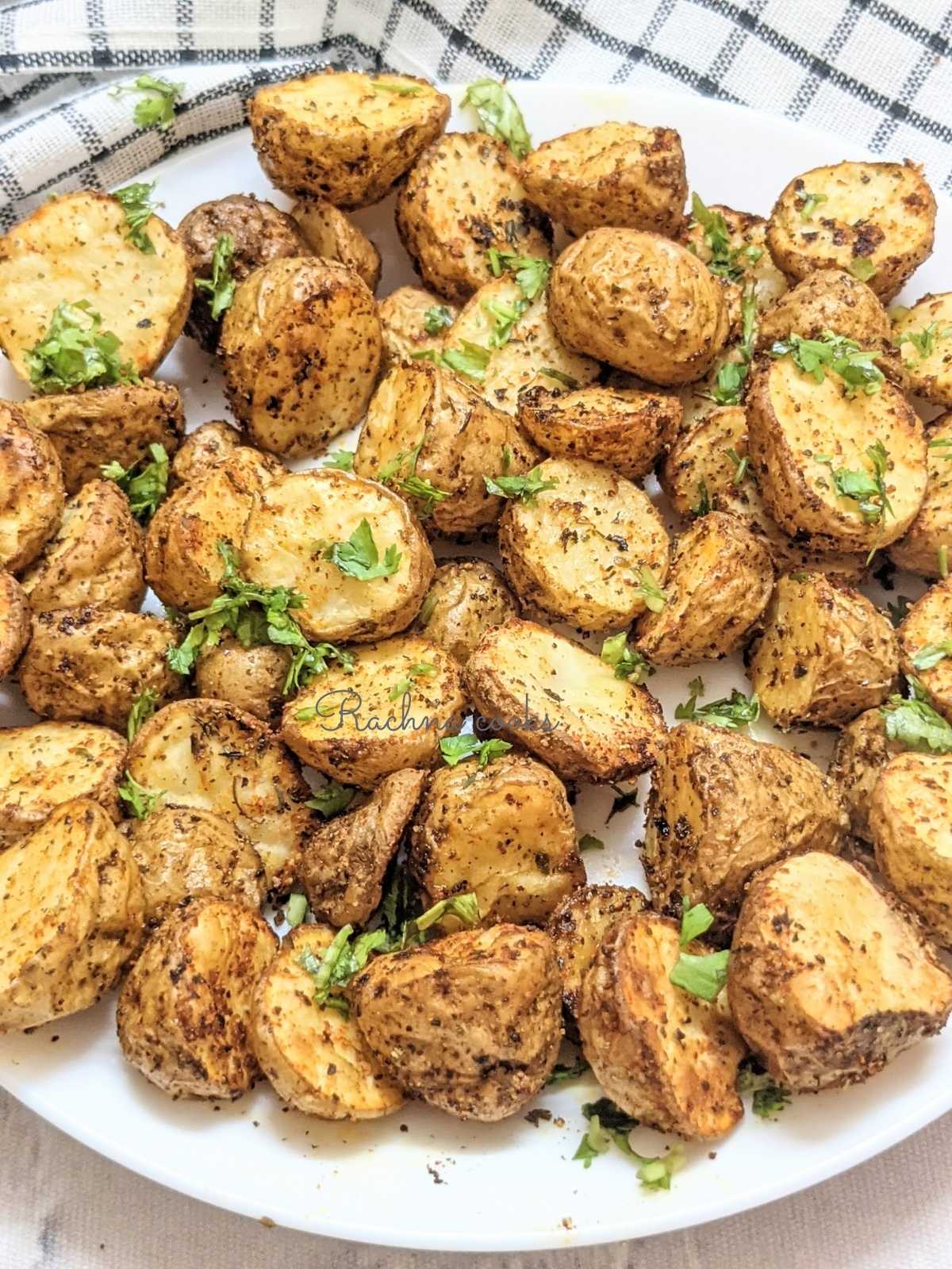 Recalentar patatas en la freidora.