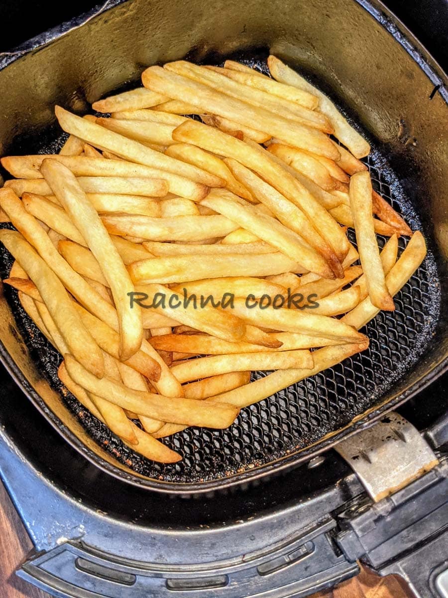 Recalentar patatas en la freidora.