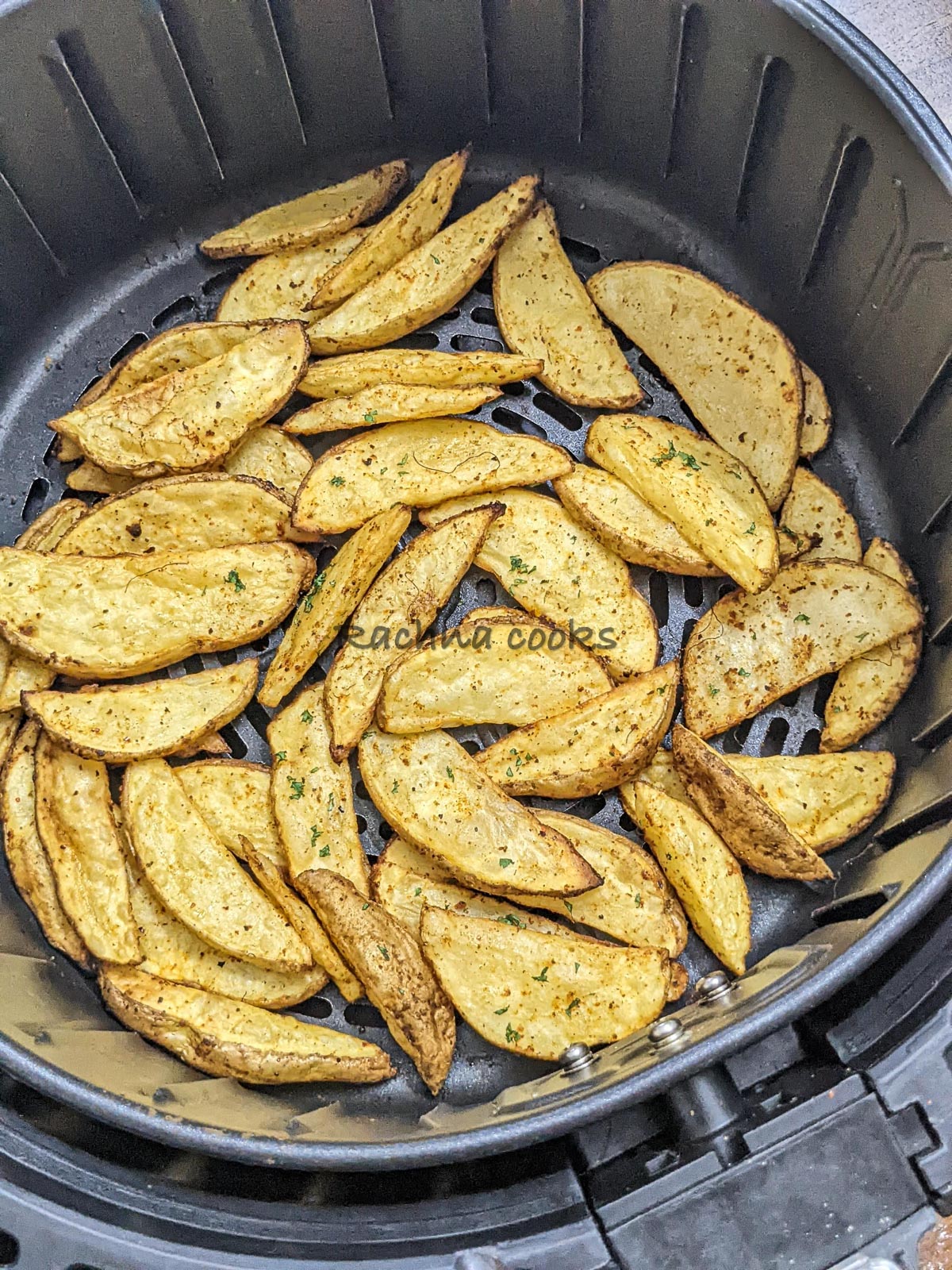 Recalentar patatas en la freidora.
