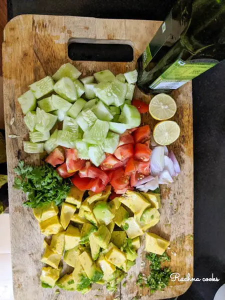 Ensalada de aguacate, pepino y tomate