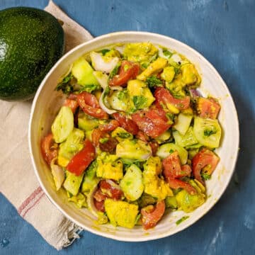 Ensalada de aguacate, pepino y tomate