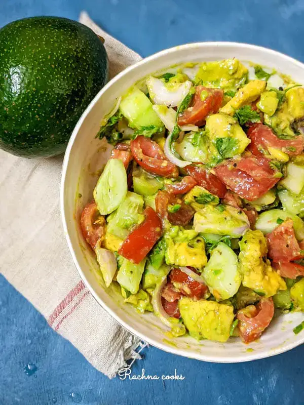 Ensalada de aguacate, pepino y tomate