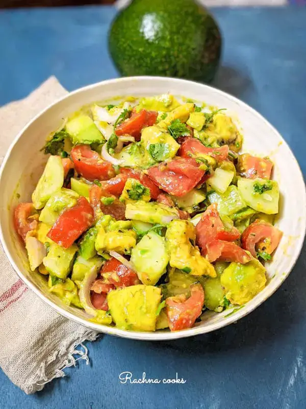 Ensalada de aguacate, pepino y tomate