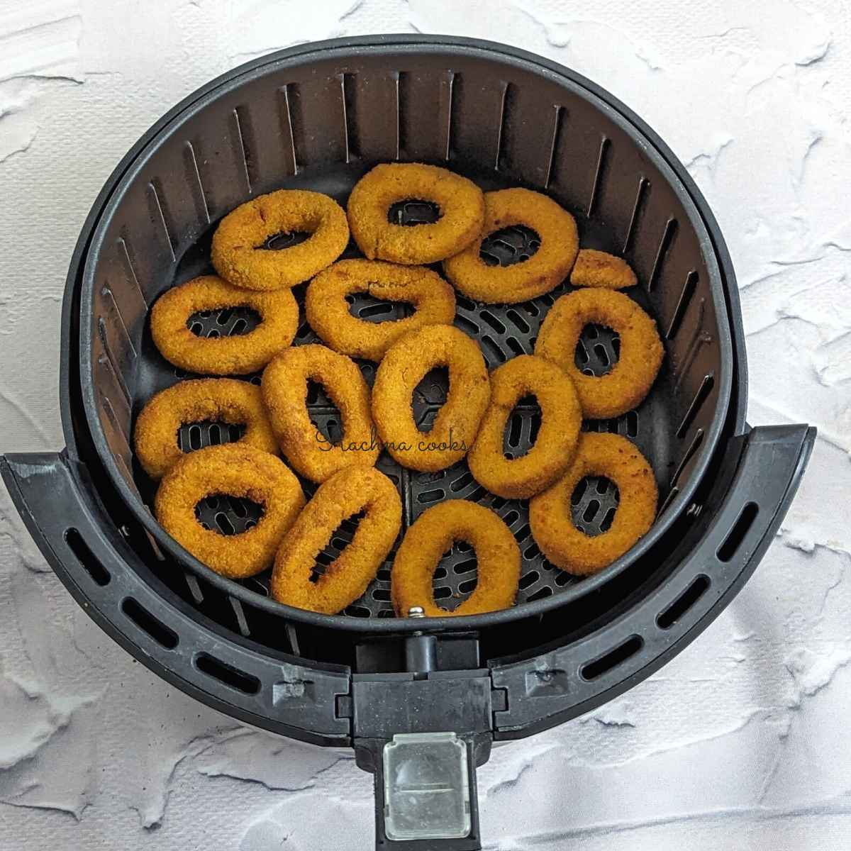 Aros de cebolla congelados en la freidora