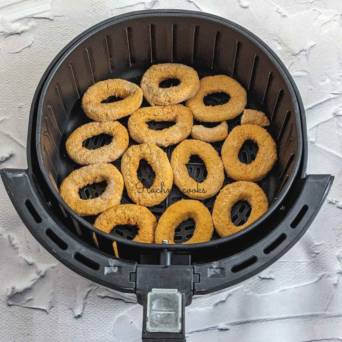 Aros de cebolla congelados en la freidora