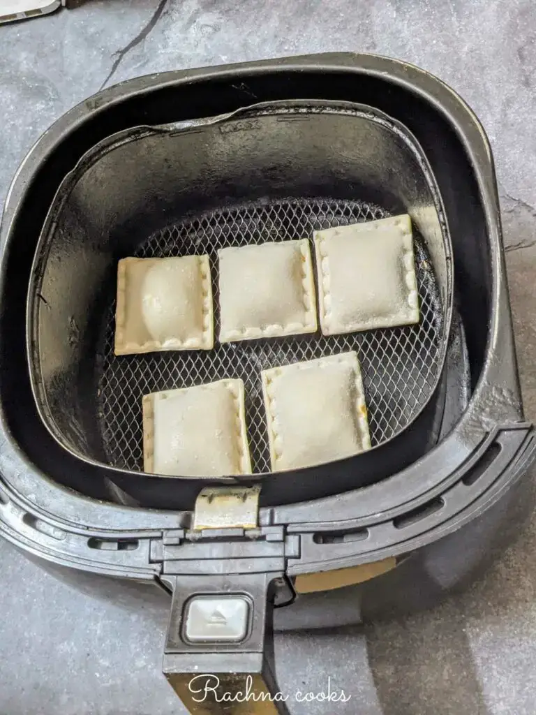 Rollos de pizza congelados en la freidora
