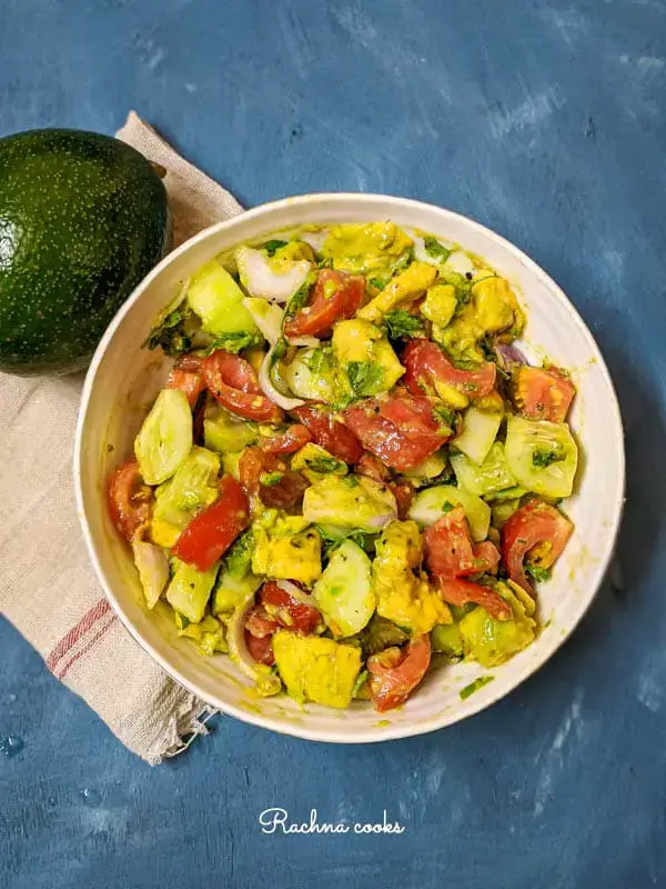 Ensalada de aguacate, pepino y tomate