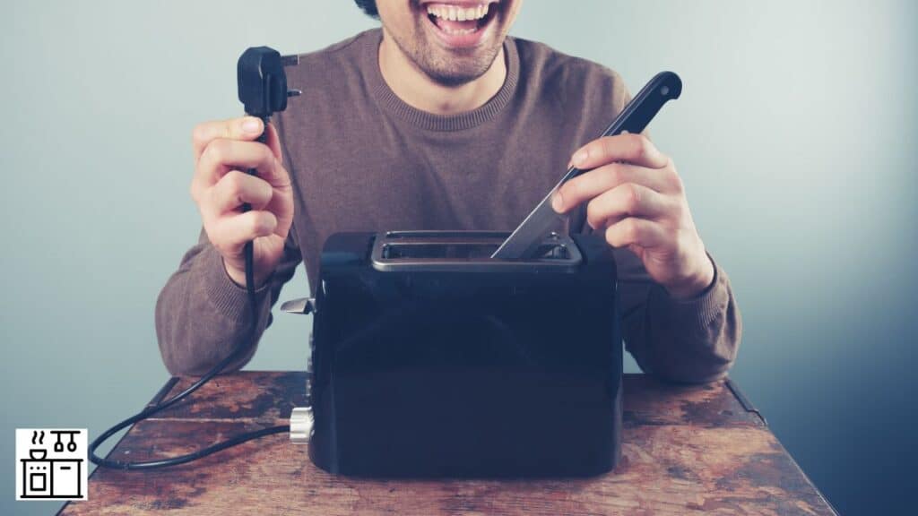 Insertar un cuchillo en una tostadora. [Should You Do It?]