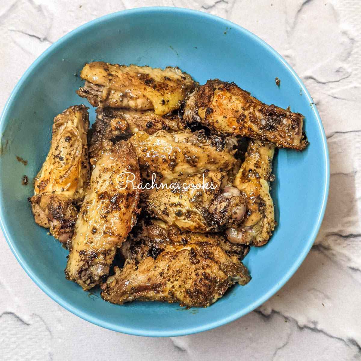 Recalentar alitas de pollo en la freidora