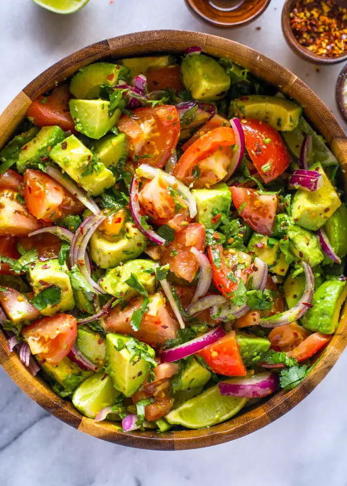 Ensalada fácil de tomate y aguacate