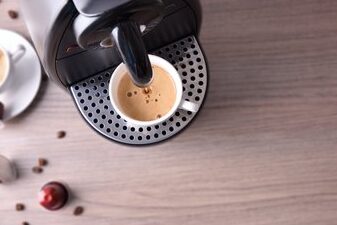 Preguntas frecuentes sobre solución de problemas de Keurig: Cómo eliminar el sabor a plástico de un...